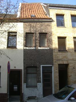 Waldniel : Lange Straße, Kleinstes Haus am Niederrhein ( Bildmitte )